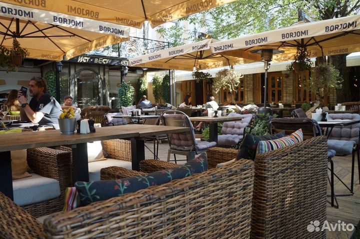 Ветростойкий усиленный уличный зонт для кафе