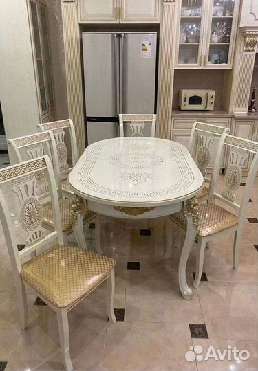 Обеденный стол и стулья