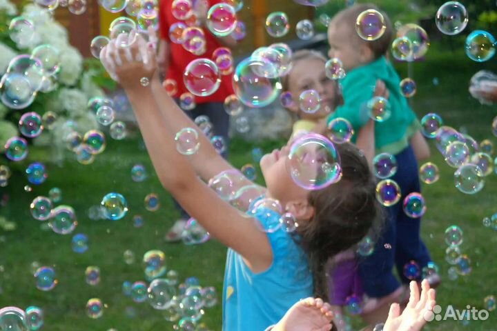 Поздравление мишки и мыльные пузыри