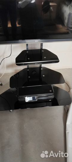 Стеклянная навесная полка для телевизора