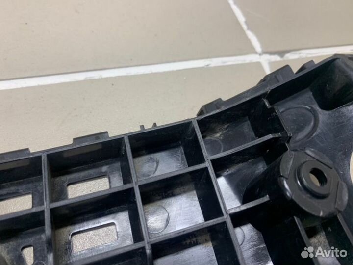 Крепление бампера переднее левое Toyota Land