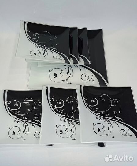 Набор из большого блюда и тарелок