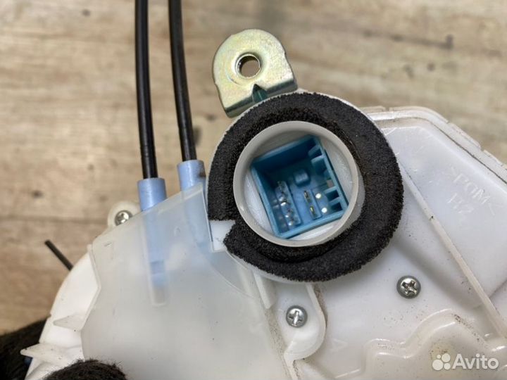 Замок двери передний правый Honda Civic 4D 1.8