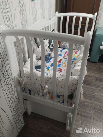 Детская кровать с маятником и матрасом