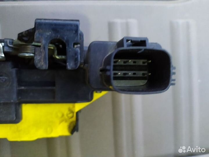 Замок задней двери (жёлтый) Вольво