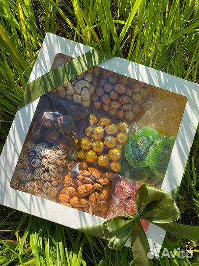 Подарочный набор с орехами и сухофруктами