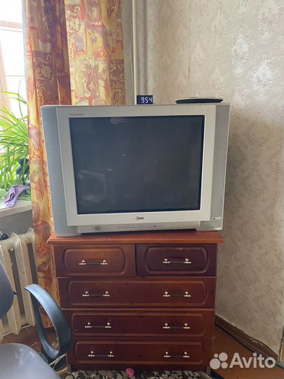 Телевизор с пультом