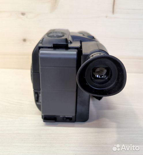 Видеокамера JVC GR-AX11E. Произведена в Японии