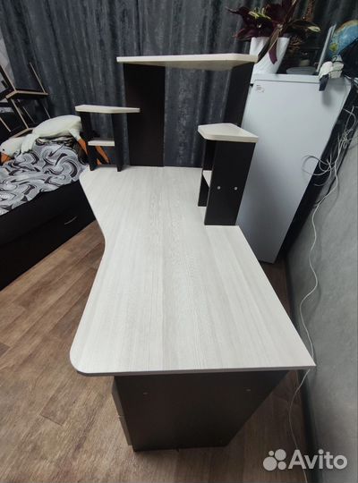 Угловой письменный стол