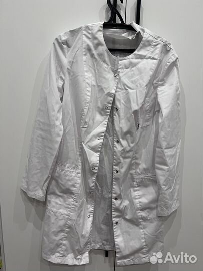 Белый медицинский халат