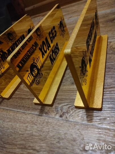 Подставка из зеркального пластика и дерева