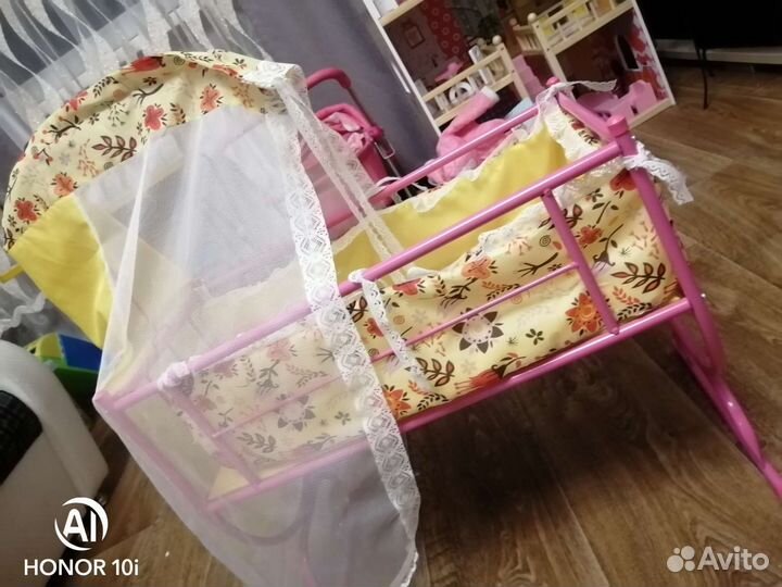 Игрушечная кровать с балдахином