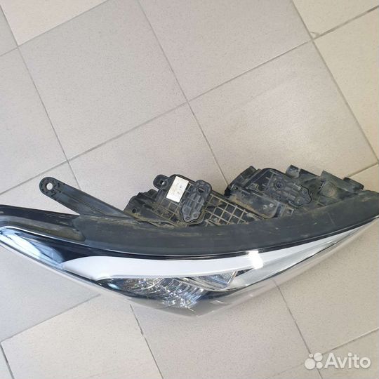 Передняя правая фара на SantaFe DM ксенон