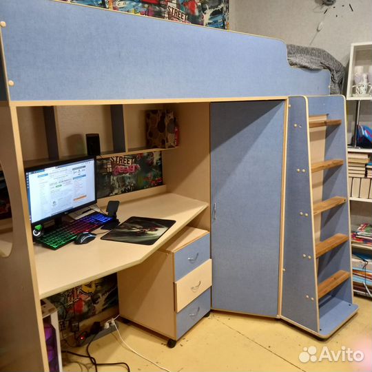 Детская кровать чердак со столом и шкафом