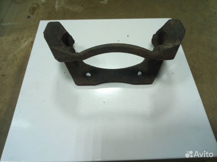 Скоба тормозного суппорта передняя Форд Мондео 3