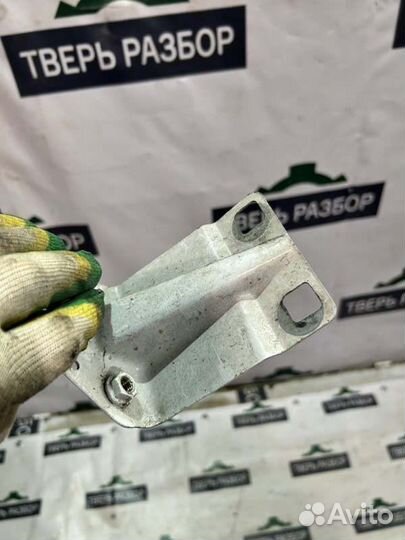 Кронштейн замка капота - правый Ford Transit MK8