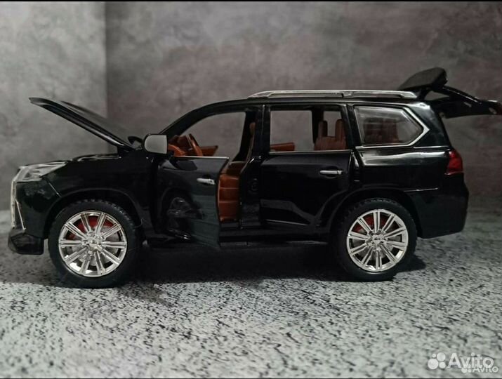 Металлическая машинка / Lexus