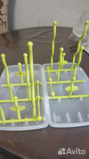 Сушилка для бутылочек и три бутылочки