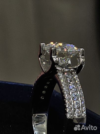 Кольцо с бриллиантом