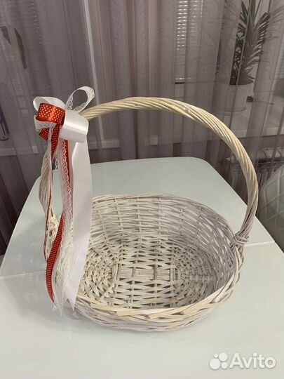 Плетеная декоративная изящная белая корзина