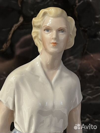 Статуэтка Девушка со снопами Рига