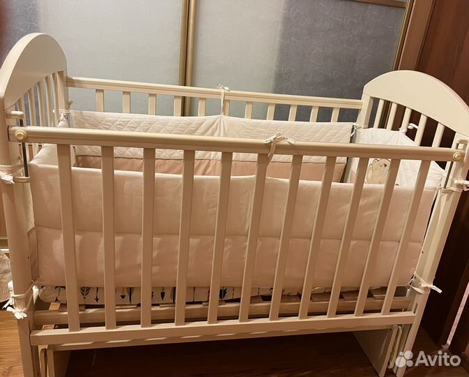 Детская кроватка с маятником