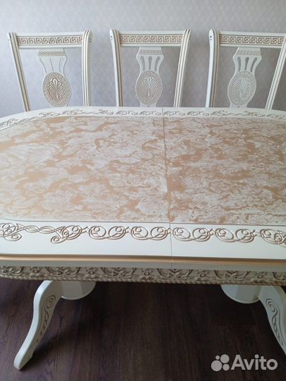 Кухонный стол и стулья