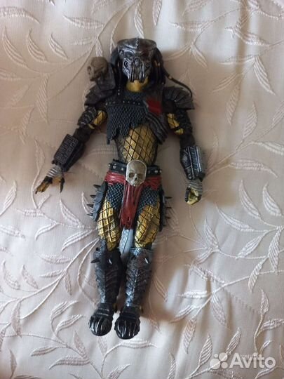 Фигурка хищник с аксесуаром наплечная пушка