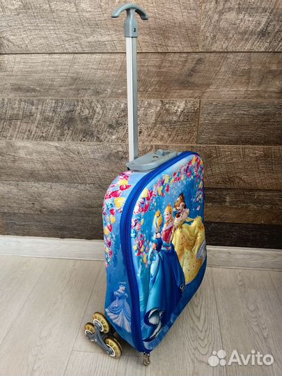 Детский чемодан на колесиках