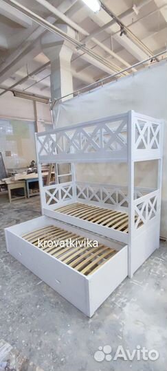 Трехъярусная детская кровать из массива