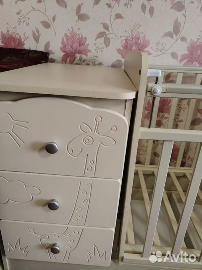 Детская кроватка с маятником и комодом