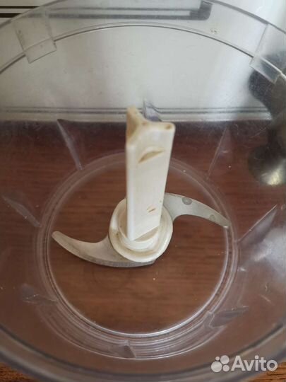 Блендер погружной Vitek в рабочем состоянии