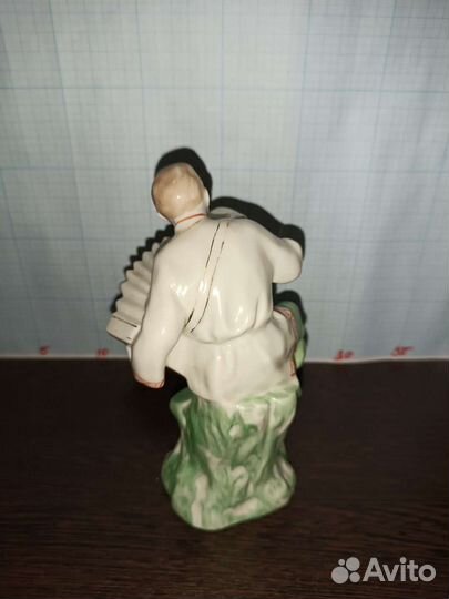 Фарфоровая статуэтка 