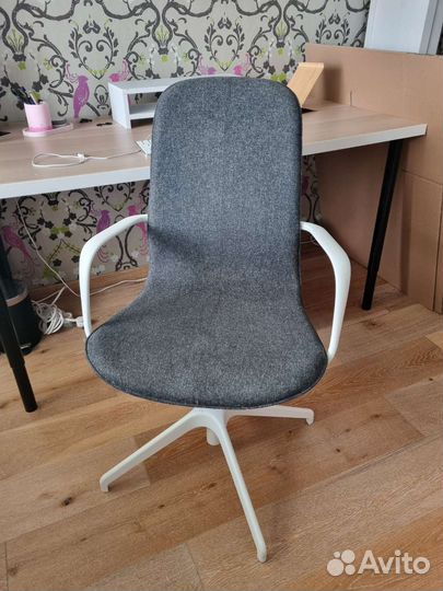 Компьютерное кресло IKEA и стол 120 х 60 см