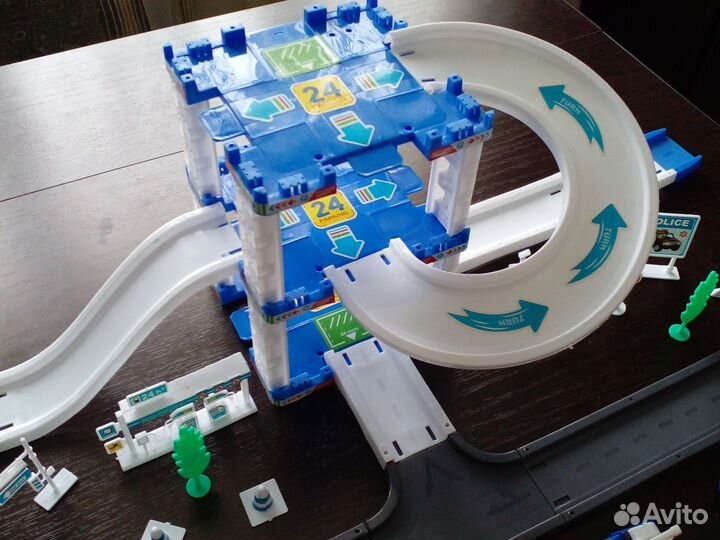 Трек с машинками и дорожными знаками