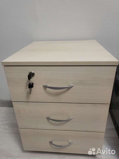 Письменный стол офисный