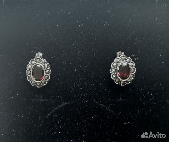 Серебрянные серьги с гранатом и марказитами