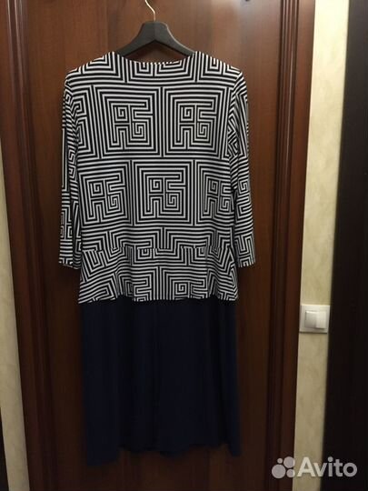 Трикотажное платье бело-синее