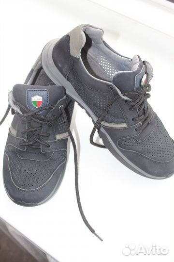 Кроссовки школьные