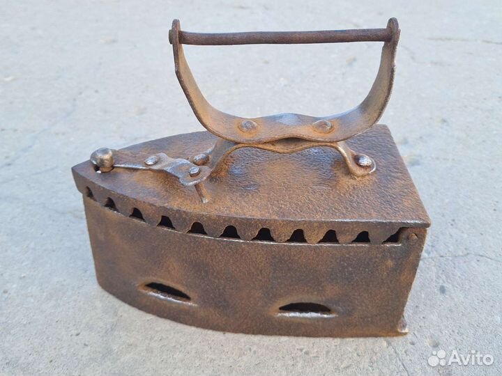 Старинный угольный утюг