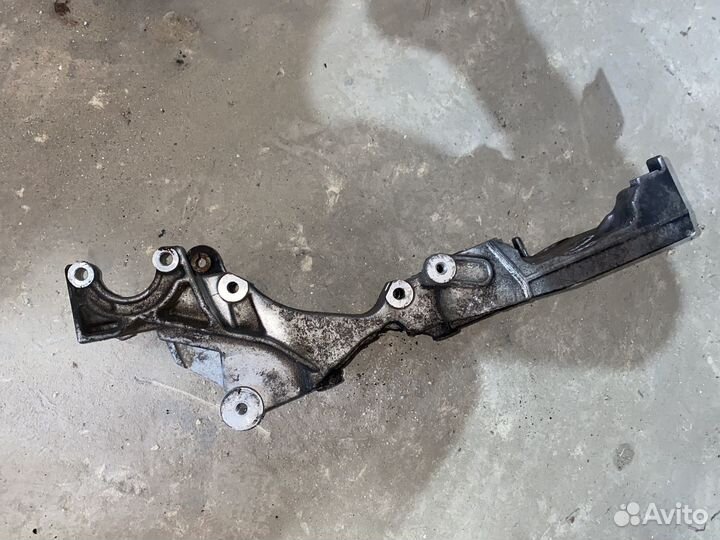 Кранштейн 03G903143J Mitsubihi Lancer 2.0 дизель