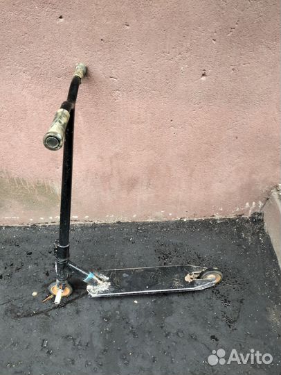 Продаю трюковой самокат очень поношенный