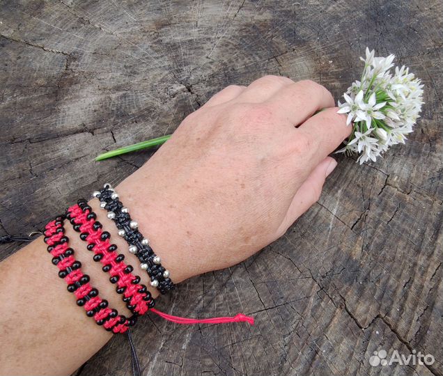 Браслет оберег из шнура и бусин