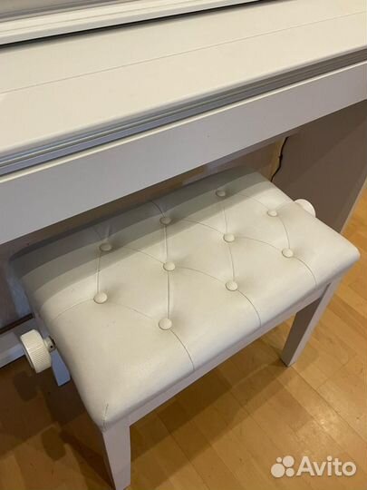 Банкетка для пианино белая