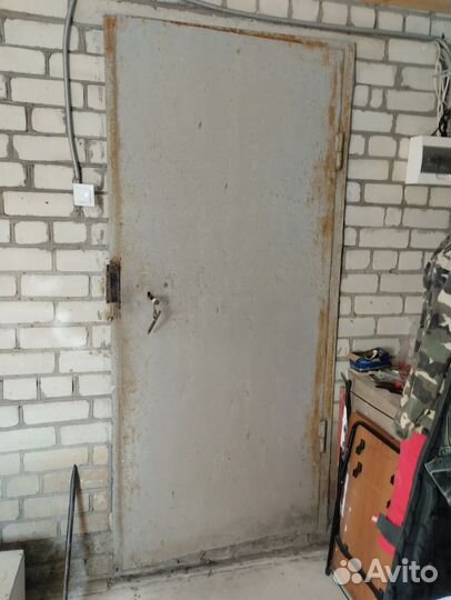 Дверь железная с замком