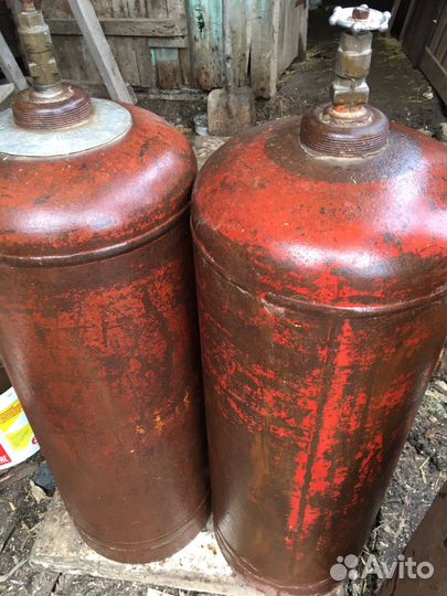 Кислородный и газовый баллоны