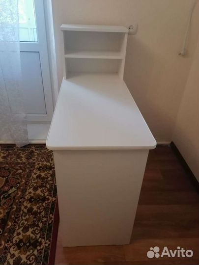 Маникюрный стол