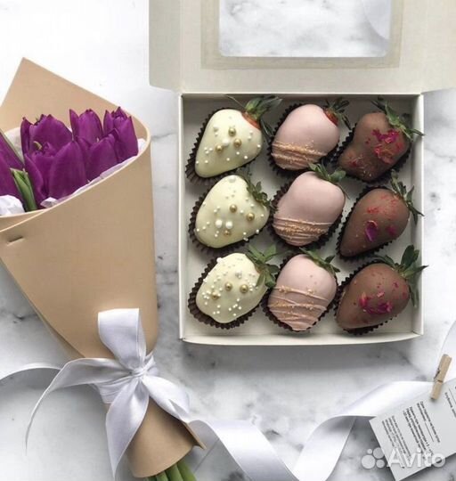 Клубника в шоколаде с цветами