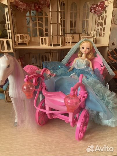 Карета с лошадью и куклой