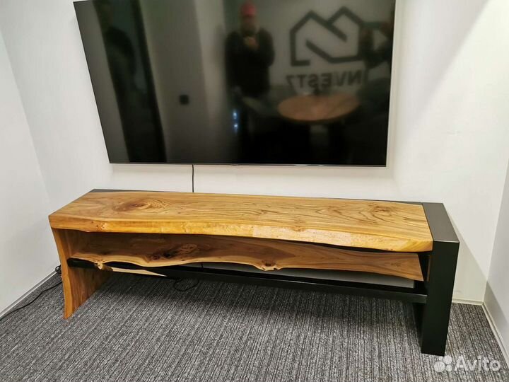 Тумба под телевизор из слэбов капового карагача и